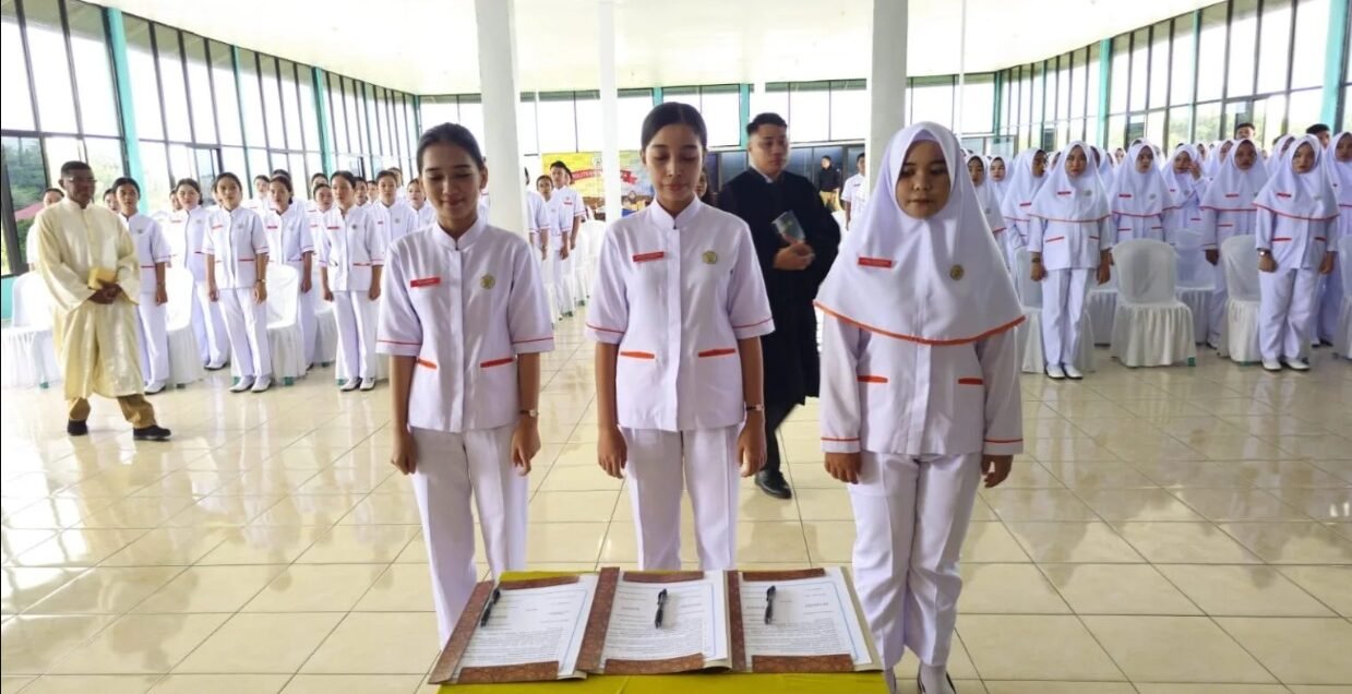 Ucap janji dan Pemasangan Cap Puluhan Mahasiswa Prodi D-lll Keperwatan Politeknik Kaltara