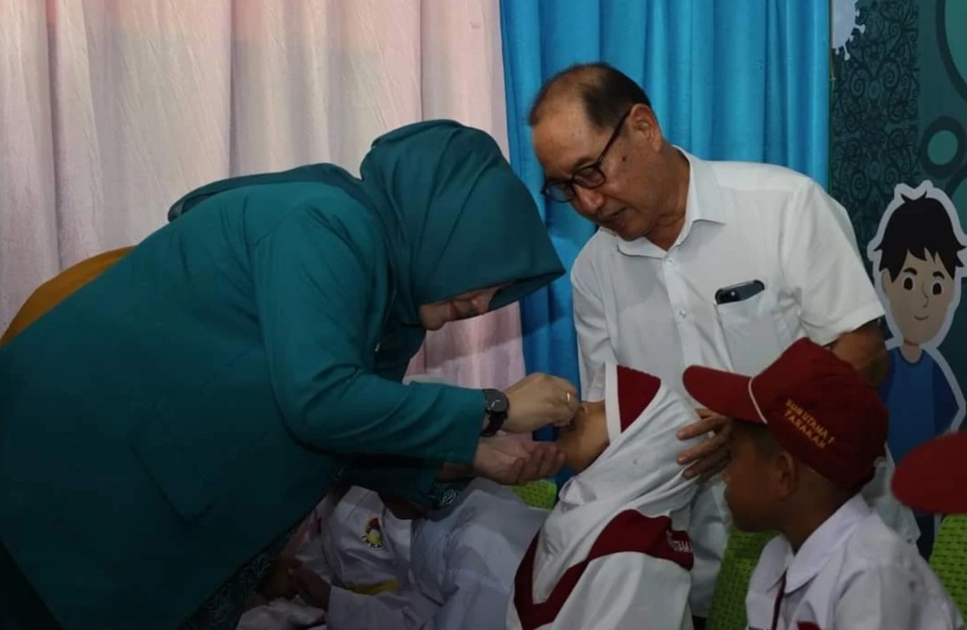 Ketua TP PKK Tarakan Meisa Ruslina, S.E saat memberikan imunisasi Polio ke Peserta didik